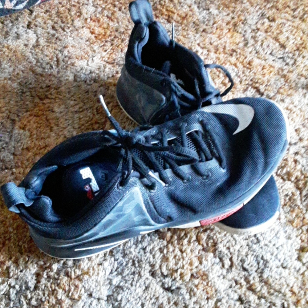 Basketball shoes